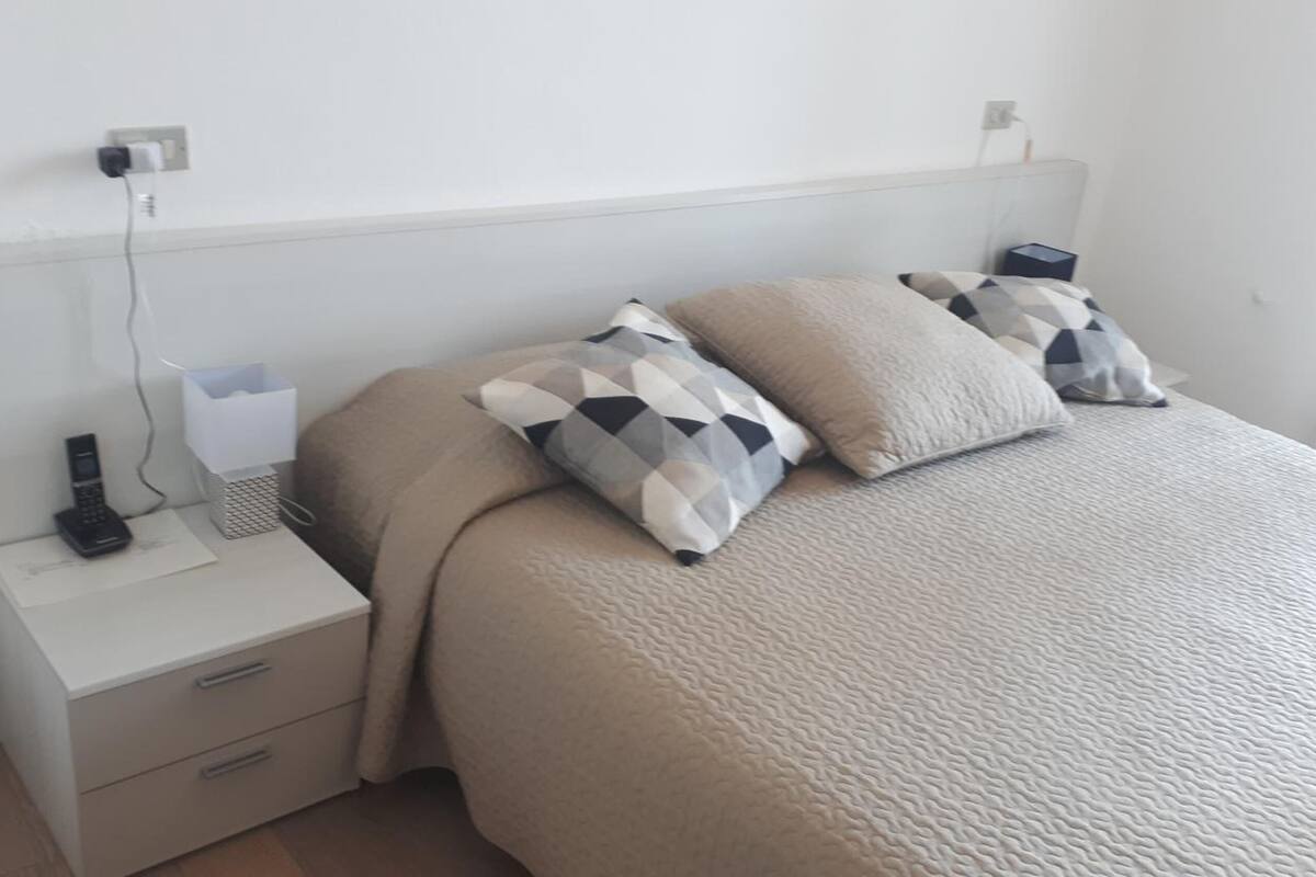 individually furnished, desk, free wifi, bed sheets