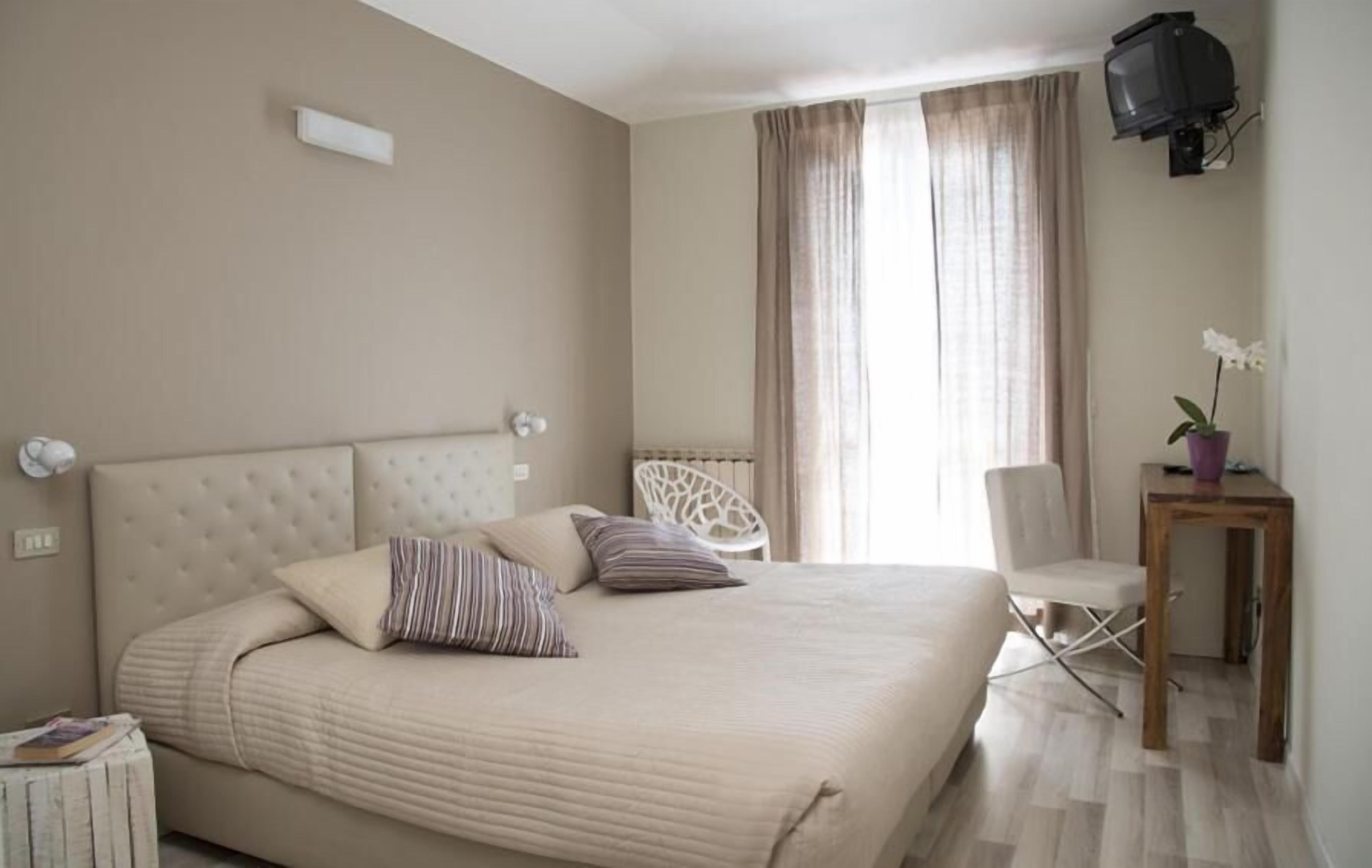 individually furnished, desk, free wifi, bed sheets