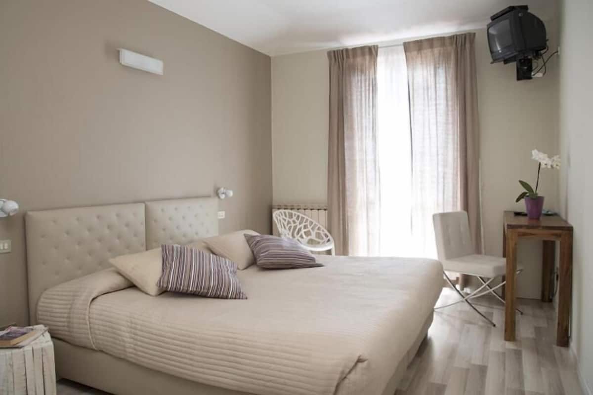 individually furnished, desk, free wifi, bed sheets