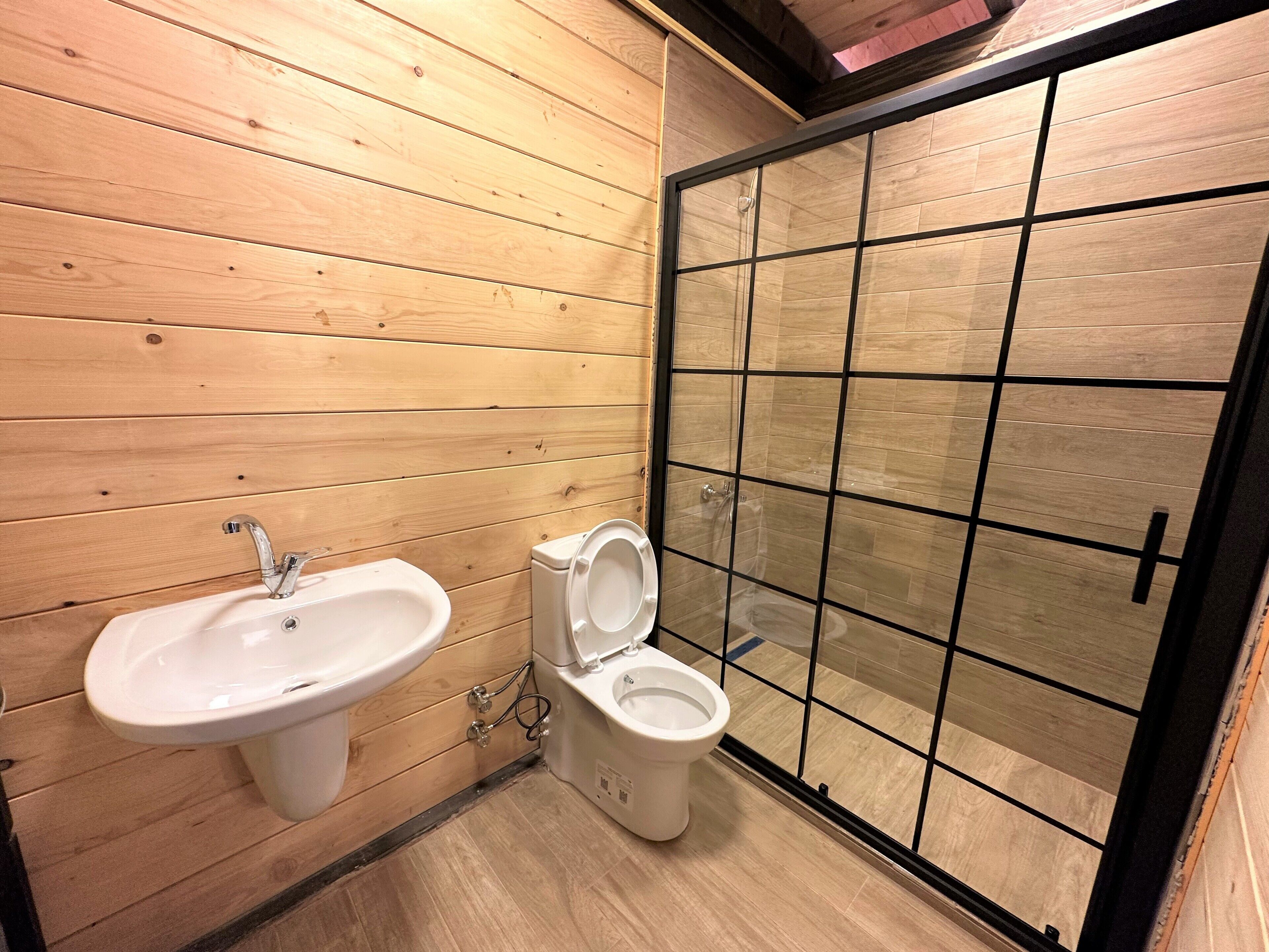 Royal Bungalow, Garden View | Bathroom | Shower, free toiletries, bathrobes, slippers