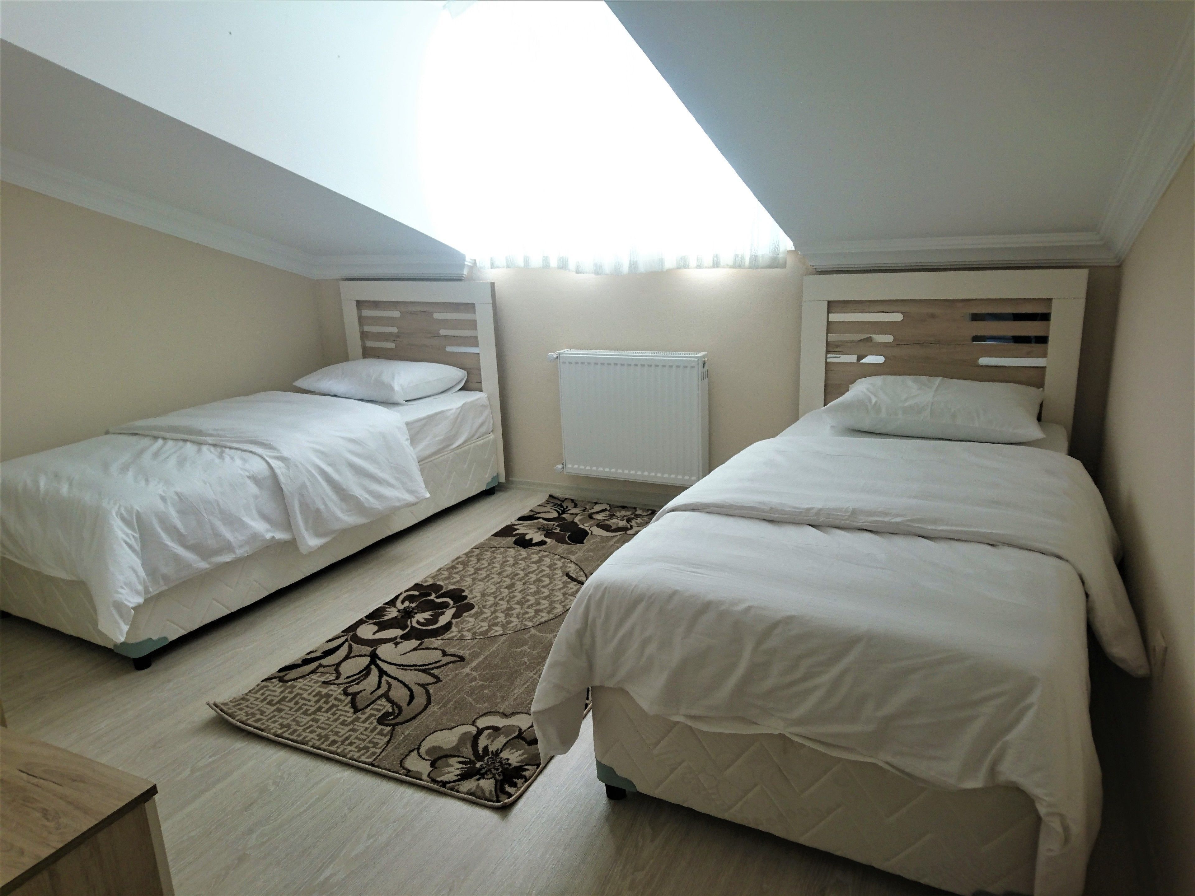 Ropa de cama de alta calidad y caja de seguridad en la habitación 