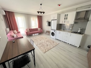 Full-size fridge, oven, stovetop, coffee/tea maker