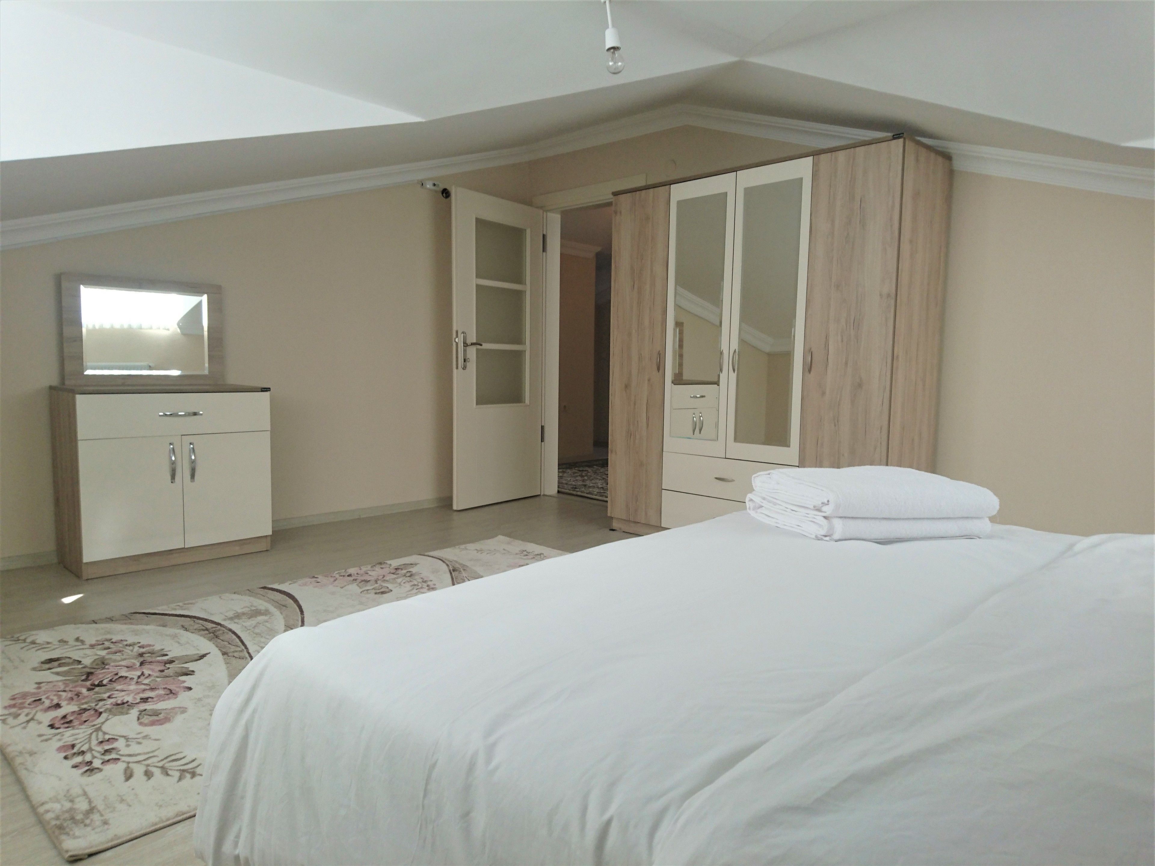 Ropa de cama de alta calidad y caja de seguridad en la habitación 