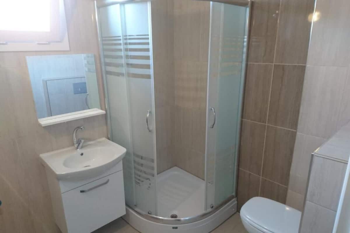 LĂ€genhet Comfort - 2 sovrum | Badrum | Dusch, gratis toalettartiklar, badrock och tofflor