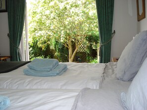 Habitación panorámica con 2 camas individuales, 2 camas individuales, vistas a la montaña | Ropa de cama de alta calidad y decoración individual