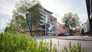 A multi-story building with a modern architectural design, featuring balconies and large windows. - ates Hotel Straßburg - Kehl (Kehl)