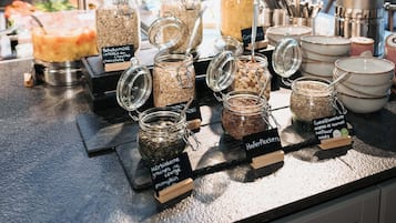 Se ofrece un desayuno bufé todos los días (por un coste adicional)