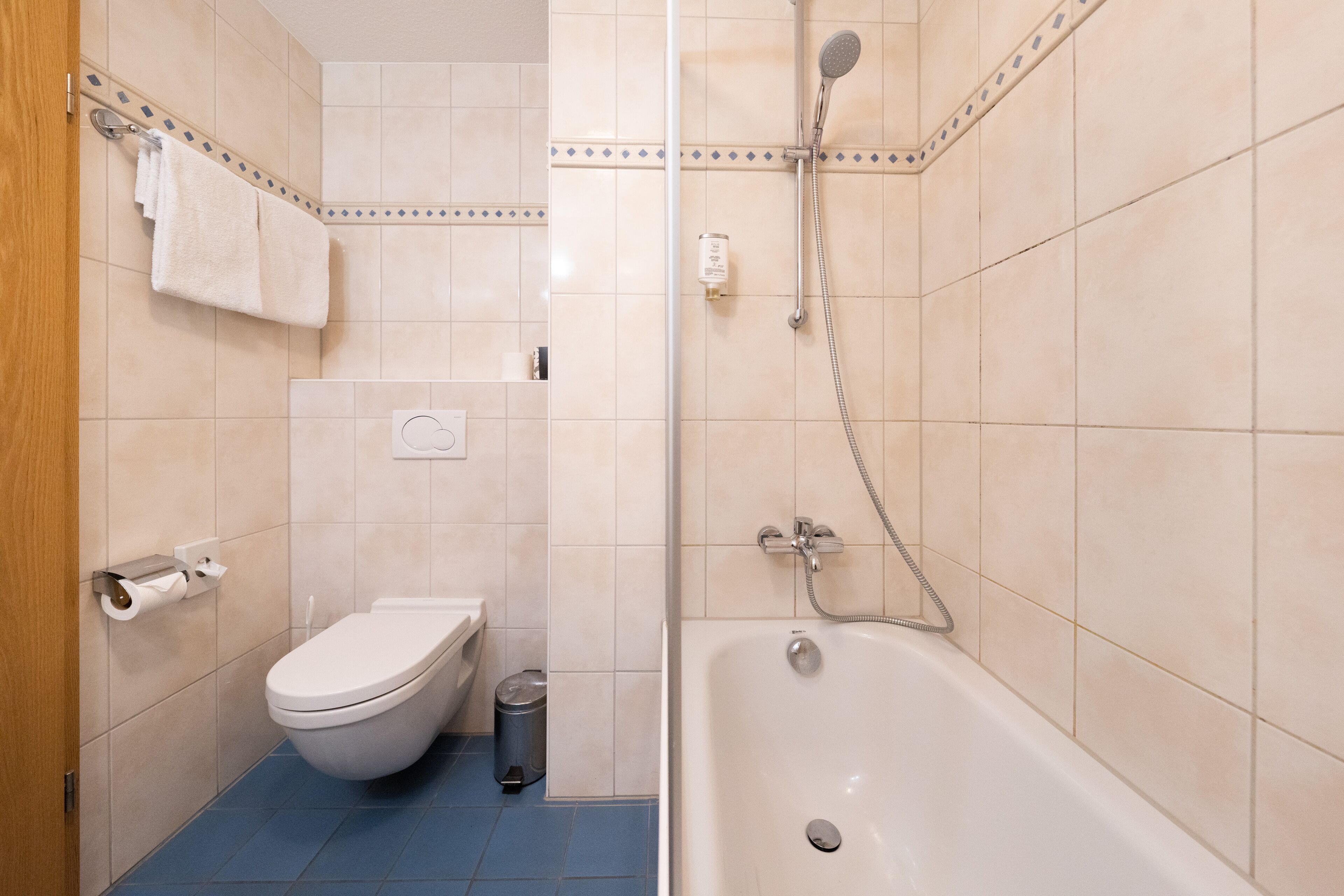 free toiletries, towels