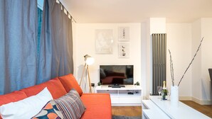 Leilighet – basic, 1 soverom | Oppholdsområde | Flatskjerm-TV
