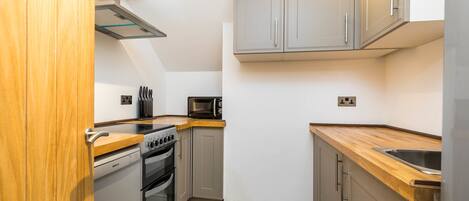 Appartement, 1 chambre | Cuisine privée | Grand réfrigérateur, micro-ondes, four, plaque de cuisson