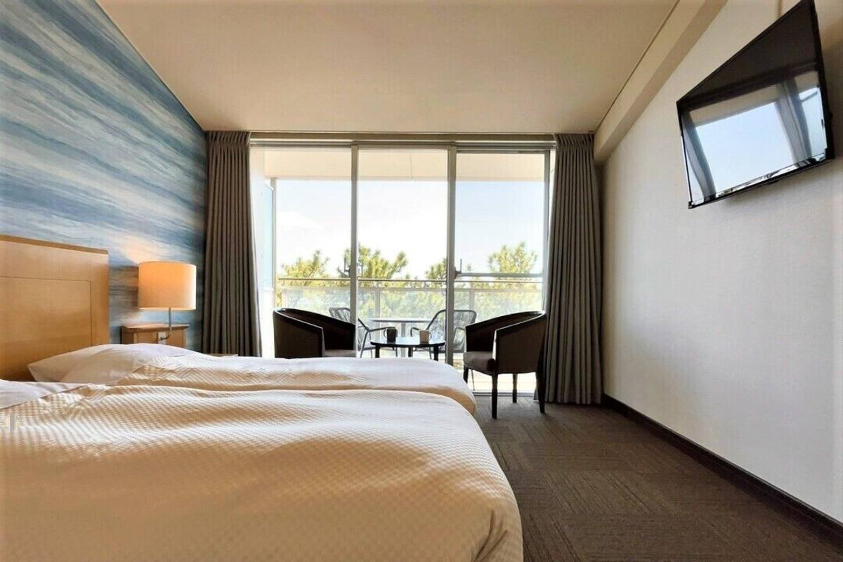 Twin Room | Down comforters, bed sheets