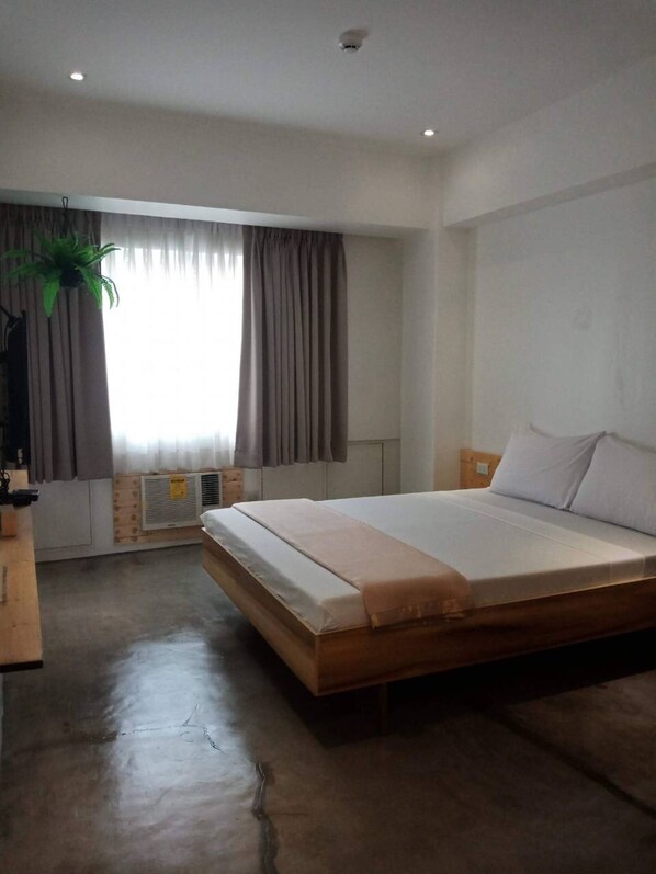 Deluxe Queen | Premium bedding, iron/ironing board, rollaway beds, free WiFi