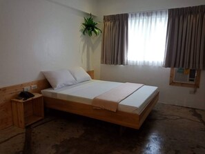 Deluxe Queen | Premium bedding, iron/ironing board, rollaway beds, free WiFi