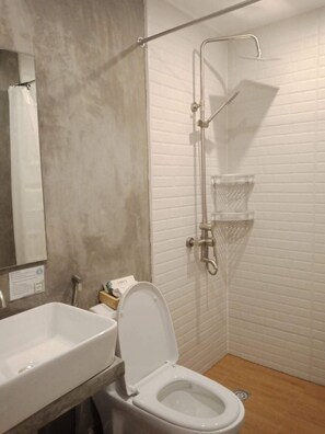 Deluxe Queen | Bathroom | Shower, free toiletries, hair dryer, bidet