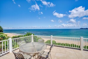Outdoor dining - Private direct beachfront home - Walk to Haleiwa (Haleiwa)