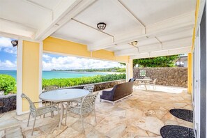 Outdoor dining - Private direct beachfront home - Walk to Haleiwa (Haleiwa)