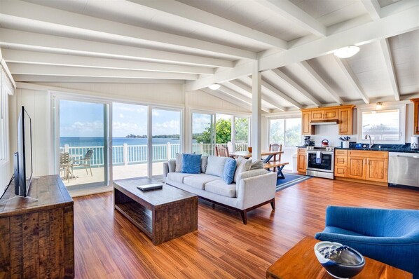 Smart TV, DVD player, stereo - Private direct beachfront home - Walk to Haleiwa (Haleiwa)