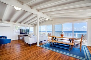 Smart TV, DVD player, stereo - Private direct beachfront home - Walk to Haleiwa (Haleiwa)