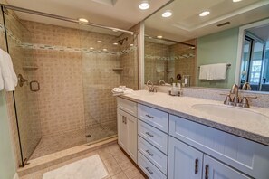 Douche, sèche-cheveux, serviettes fournies