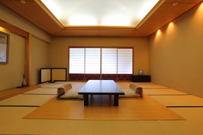 Chambre Supérieure, non-fumeurs (Japanese Style) | Coffres-forts dans les chambres, bureau, rideaux occultants