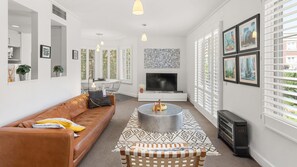 TV - BOUTIQUE STAYS - Wellington Mews (East Melbourne)