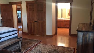 2 bedrooms, desk, bed sheets