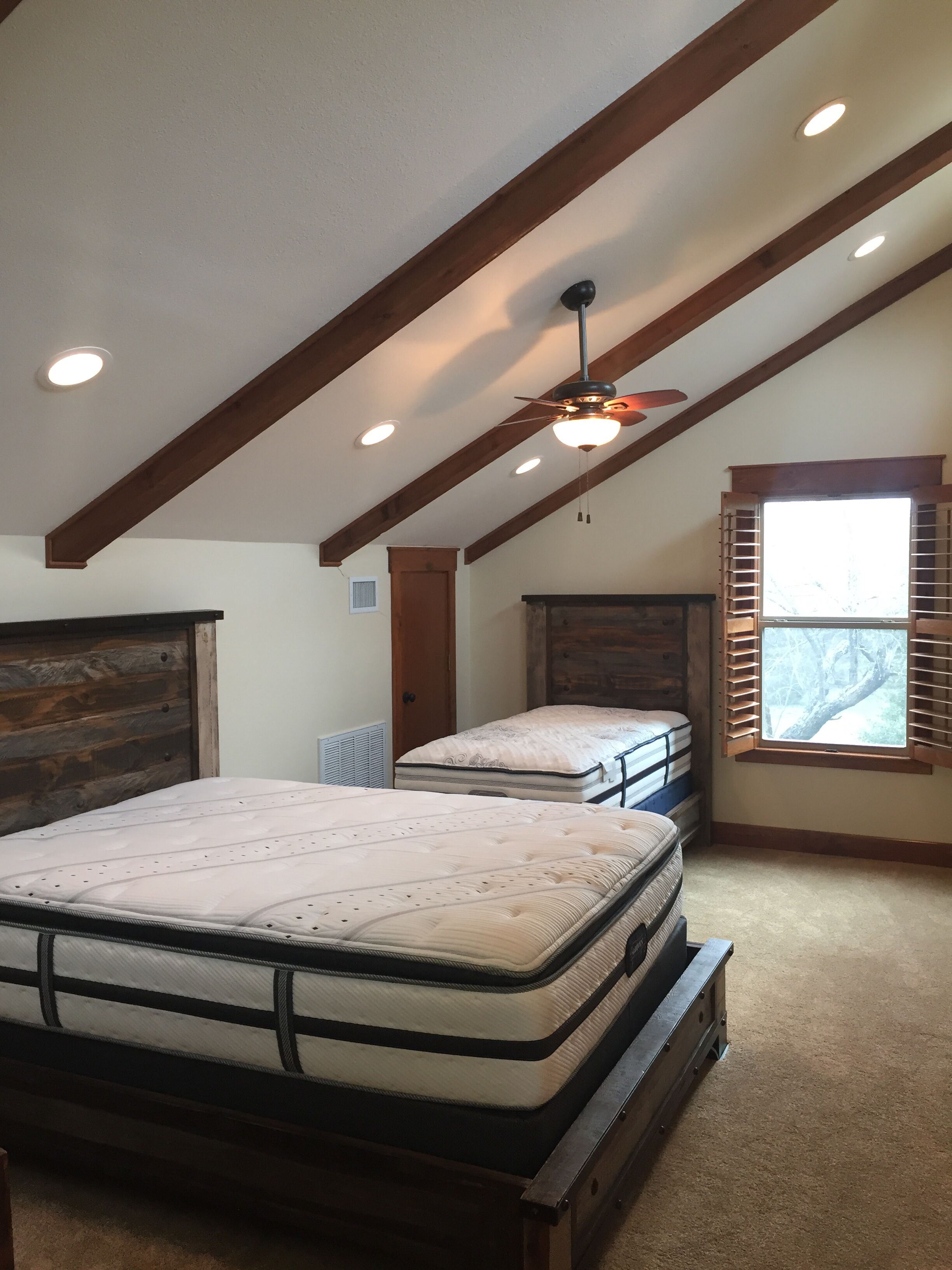 2 habitaciones, escritorio y ropa de cama 