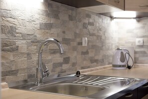 Kühlschrank, Ofen, Herdplatte, Kochgeschirr/Geschirr/Besteck