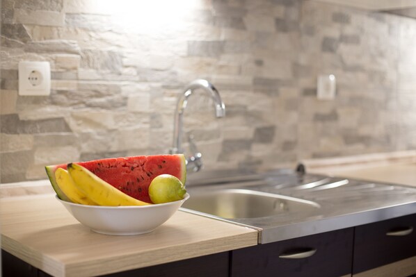 Kühlschrank, Ofen, Herdplatte, Kochgeschirr/Geschirr/Besteck