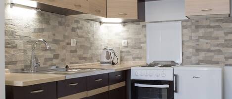 Fridge, oven, stovetop, cookware/dishes/utensils