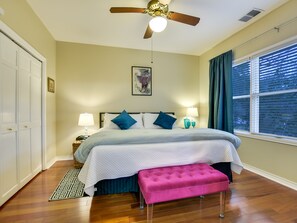 4 slaapkamers, een bureau, een strijkplank/strijkijzer, reisbedje