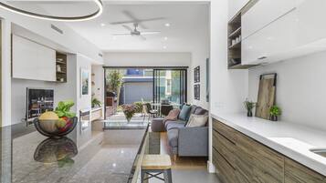 Smart TV, Netflix, streaming services, stereo