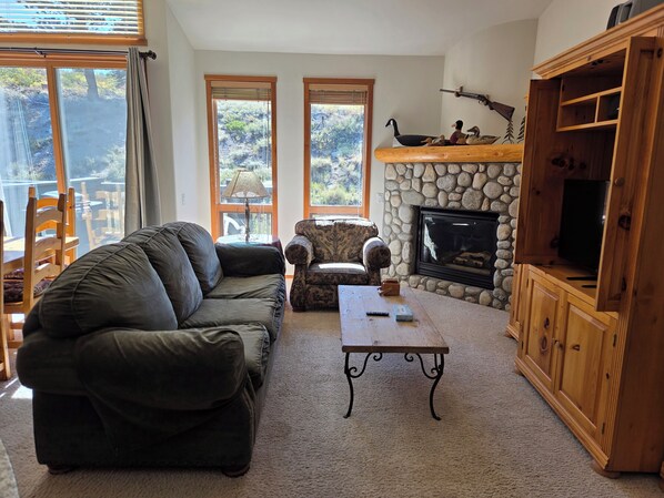 TV, fireplace - Snowcreek Resort Vacation Rental 776 (Mammoth Lakes)