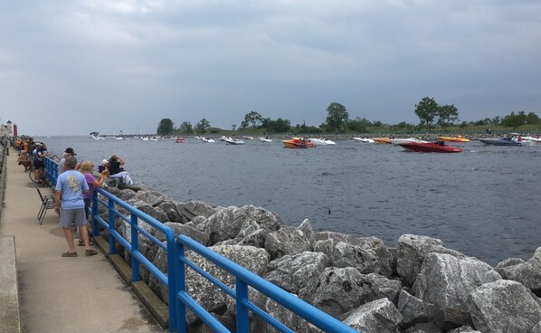 Une promenade en bord de mer, agrémentée d’une barrière en pierre et d’une rambarde bleue.