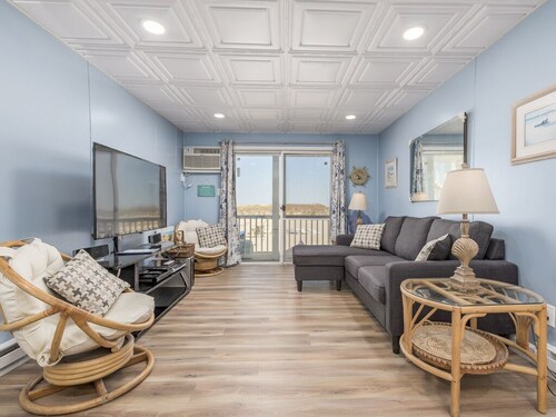 Oceanfront condos with 3 night minimum rentals and linens included!