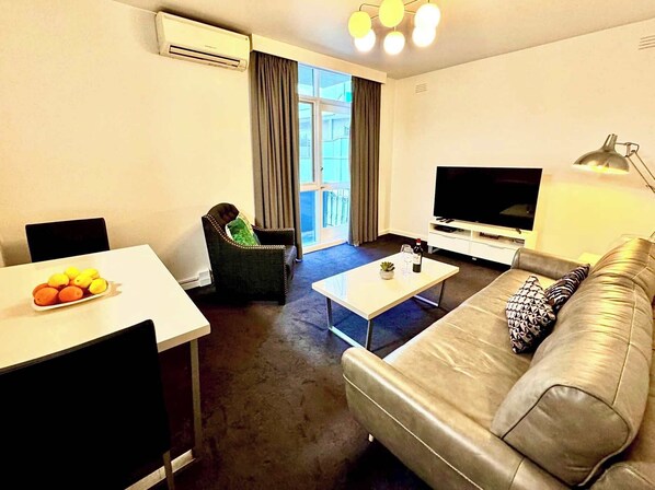 Televisión, Netflix, servicios de streaming y oficina