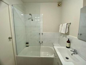 Shower, hair dryer, towels - King Bed and Parking Walk to St Kilda Beach (Melbourne Airport)