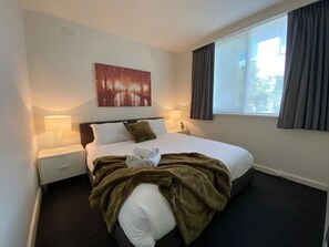 1 bedroom, blackout curtains, iron/ironing board, WiFi - King Bed and Parking Walk to St Kilda Beach (Melbourne Airport)