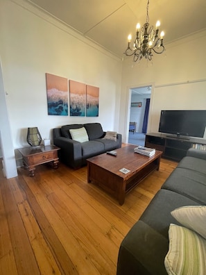 Téléviseur, lecteur de DVD, livres