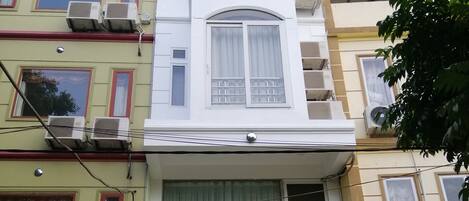 Vista frontal de la propiedad