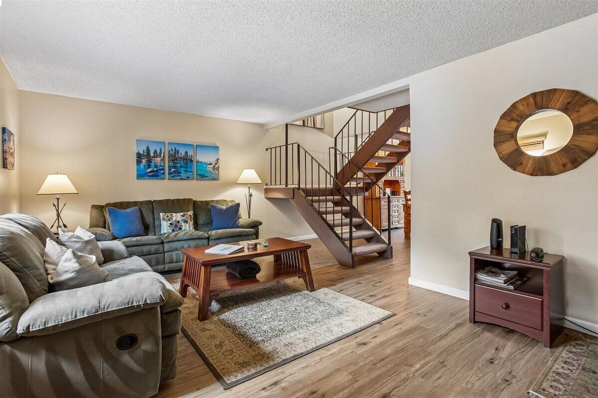 Lake Forest Glen Gem: Updated 3br End-unit Near Tahoe City - Tahoe City, CA