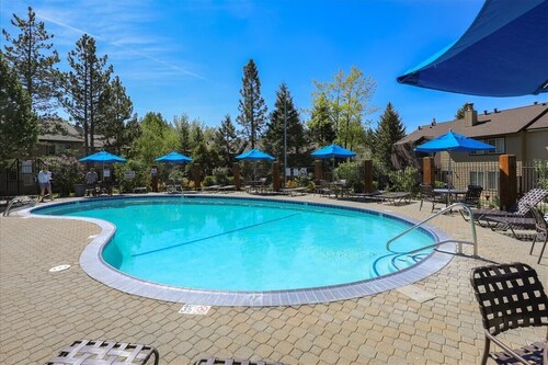 Lake Forest Glen Gem: Updated 3BR End-Unit near Tahoe City