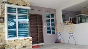 Pintu masuk properti