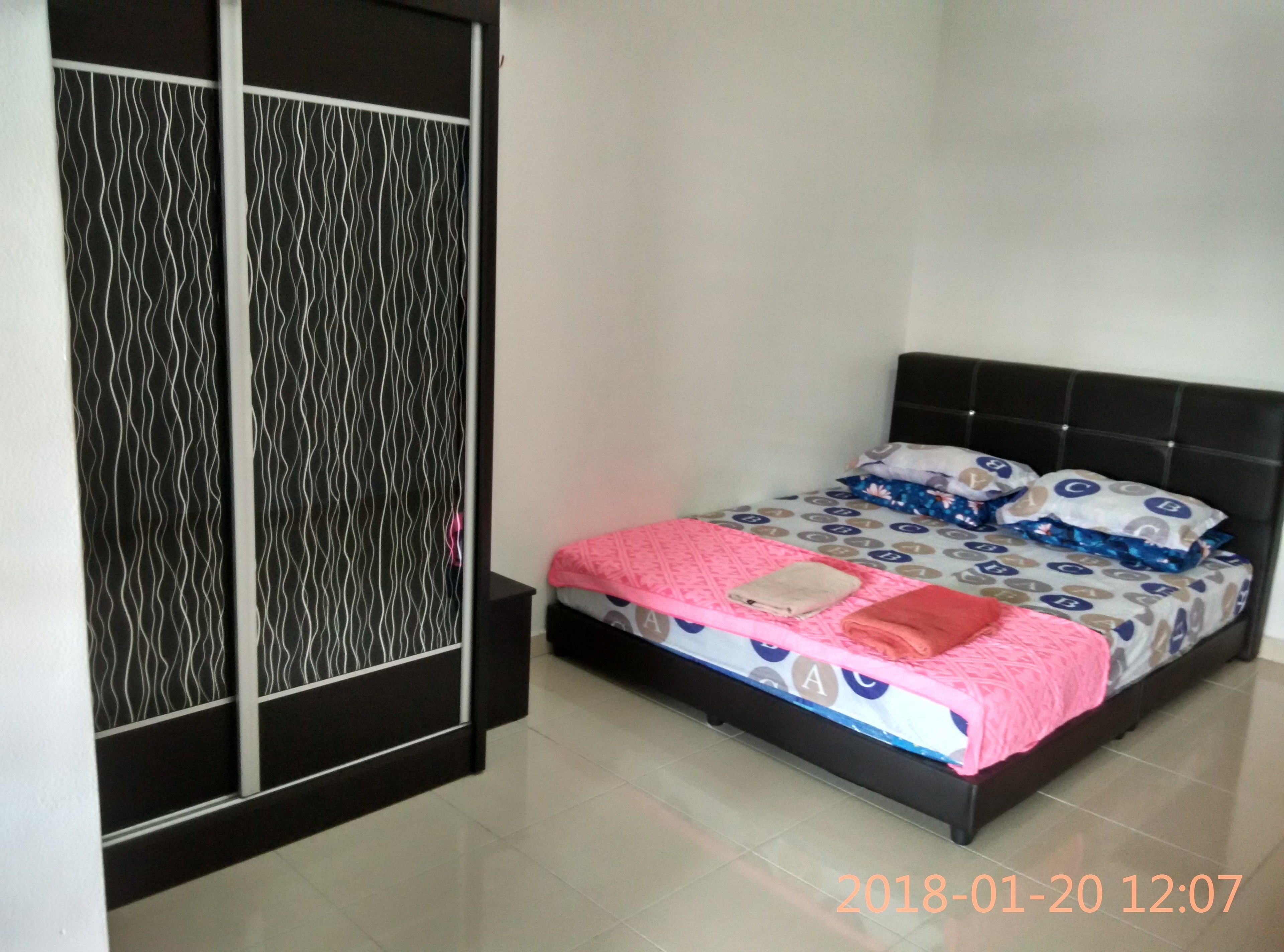 Rumah Keluarga, 3 kamar tidur, 2 kamar mandi | 3 kamar tidur, meja kerja, kedap suara, dan setrika/meja setrika
