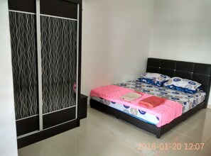 Family House, 3 Bedrooms, 2 Bathrooms | 3 bedrooms, desk, soundproofing, iron/ironing board - Alya Homestay (Alor Gajah)