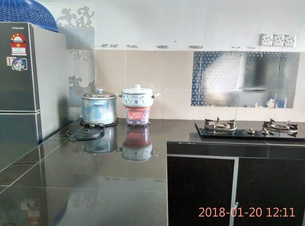 Family House, 3 Bedrooms, 2 Bathrooms | Private kitchen | Full-size fridge, stovetop, dishwasher, electric kettle - Alya Homestay (Alor Gajah)
