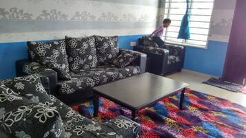 Familienhaus, 3 Schlafzimmer, 2 Bäder | Wohnbereich | 42-Zoll-Flachbildfernseher mit Satellitenempfang, LCD-Fernseher