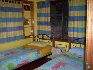 3 chambres, bureau, fer et planche à repasser, lit de bébé portatif