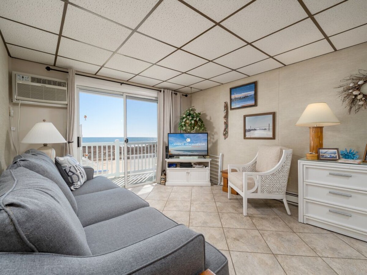 Oceanfront condos with 3 night minimum rentals and linens included!