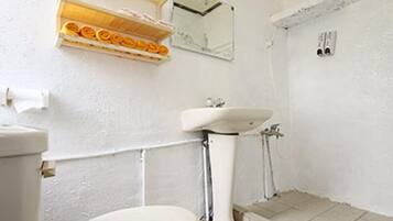 Phòng dành cho gia đình | Tiện nghi phòng tắm | Buồng tắm vòi sen, đồ dùng nhà tắm miễn phí, máy sấy tóc, khăn tắm